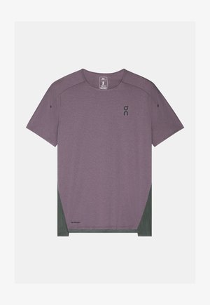 Lühikeste varrukatega sportlik t-särk summutatud lillakasvärvuses tumedate roheliste küljeosadega, hingava kangaga ja rinnal logoga.