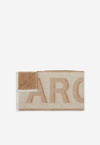 Geweven dekentje met een lichtbeige achtergrond en donkerbeige letters. Eén hoek heeft een contrasterend pluche bruin patroon.