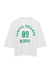 Biały krótki t-shirt z zielonymi grafikami na plecach, na których widnieją napisy "CAMPUS DREAMER," "89" oraz "BLOOVII". Krótkie, luźne rękawy. Miękka tkanina.