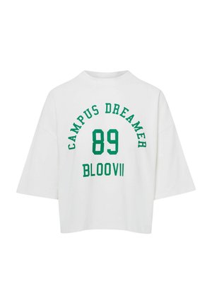 Biały krótki t-shirt z zielonymi grafikami na plecach, na których widnieją napisy "CAMPUS DREAMER," "89" oraz "BLOOVII". Krótkie, luźne rękawy. Miękka tkanina.