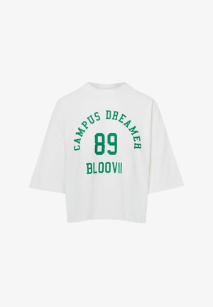 Biały krótki t-shirt z zielonymi grafikami na plecach, na których widnieją napisy "CAMPUS DREAMER," "89" oraz "BLOOVII". Krótkie, luźne rękawy. Miękka tkanina.
