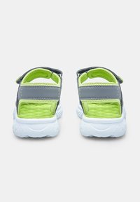 Hallide hallid roheliste aktsentidega, reguleeritavad rihmad, tekstuuriga tallaga ja valge kummitallaga, millel on mustriline tallamuster.