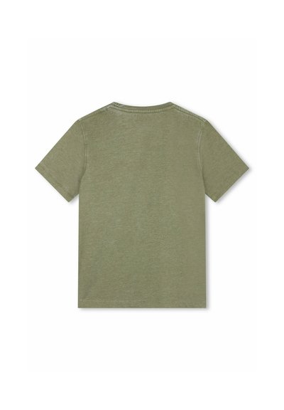 Olijfgroene t-shirt met korte mouwen, gemaakt van zachte stof, met een ronde halslijn en rechte zoom. Eenvoudig, effen van kleur zonder patronen.