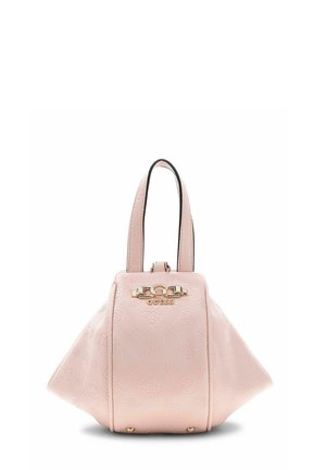 Sac à main Guess rose doux avec motifs floraux en relief, forme géométrique structurée, deux poignées, et logo métallique doré sur le devant.
