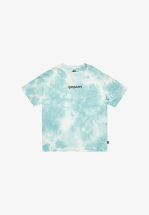 Lyseblå tie-dye t-skjorte med korte ermer og rund hals. Har svart "Quiksilver"-logo plassert midt på brystet. Laget av bomull.