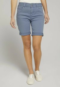 Shorts in denim leggero blu con orli risvoltati, dotati di due tasche frontali e due tasche posteriori, chiusi con bottone e zip.