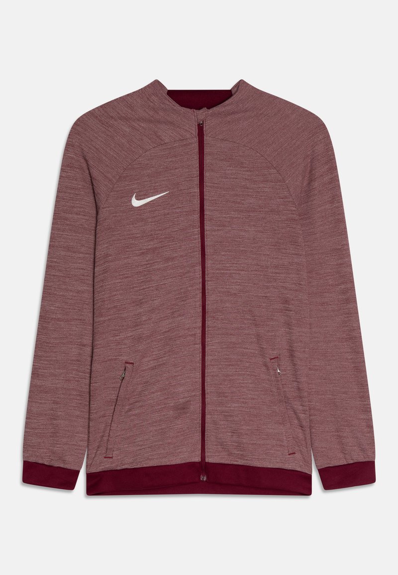Bordeauxfarbene Nike Jacke mit strukturiertem Finish, Reißverschluss vorne, hohem Kragen, zwei Seitentaschen und weißem Logo auf der Brust. Farbkontrast an den Manschetten.