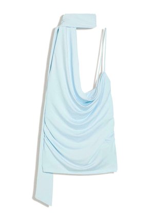 Svijetloplava asimetrična haljina s nabranim okovratnikom i jednim dugim naramenicom koja se spušta prema dolje.