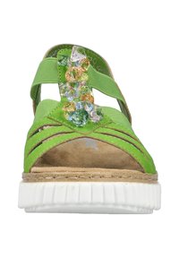 Zielona sandał z teksturowanymi paskami, ozdobiony kolorowymi kamieniami szlachetnymi, z białą teksturowaną podeszwą i wyściełanym wnętrzem.