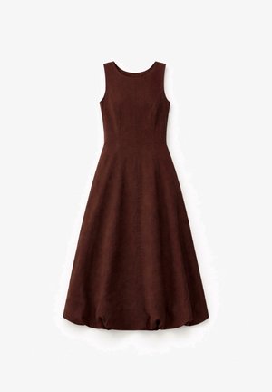 Bezrękawna sukienka w ciemnobrązowym kolorze, o kroju litery A, z dopasowanym gorsetem i lekko marszczonym dołem, ułożona na płasko na białym tle.