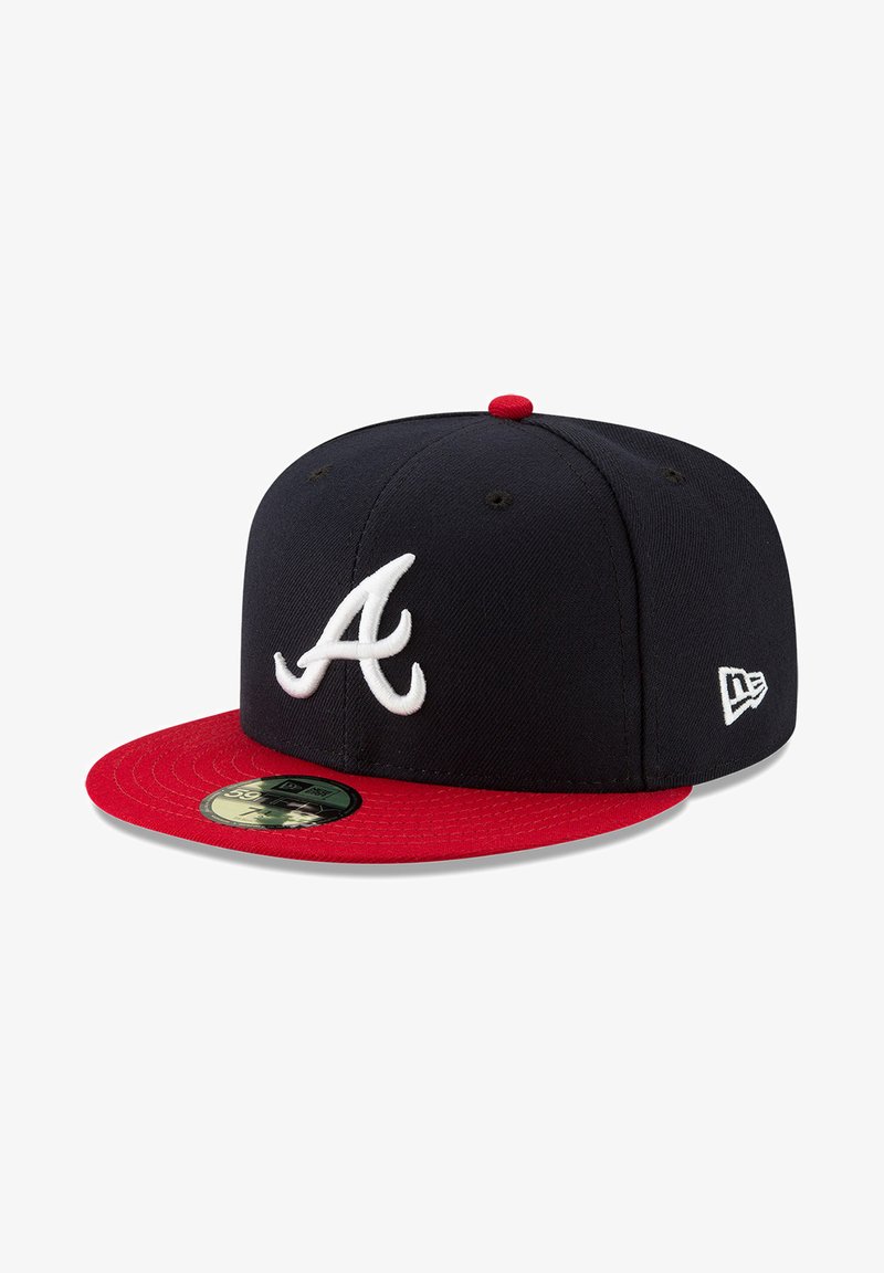 Gorra de béisbol en azul marino y rojo con visera plana. Presenta un logotipo bordado en blanco en la parte frontal y un pequeño logotipo en el lateral.