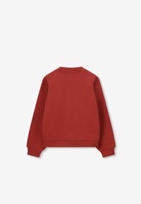Sweatshirt rouge avec un col rond, des poignets et un ourlet côtelés. Tissu doux à la texture lisse ; présente une silhouette classique et décontractée.