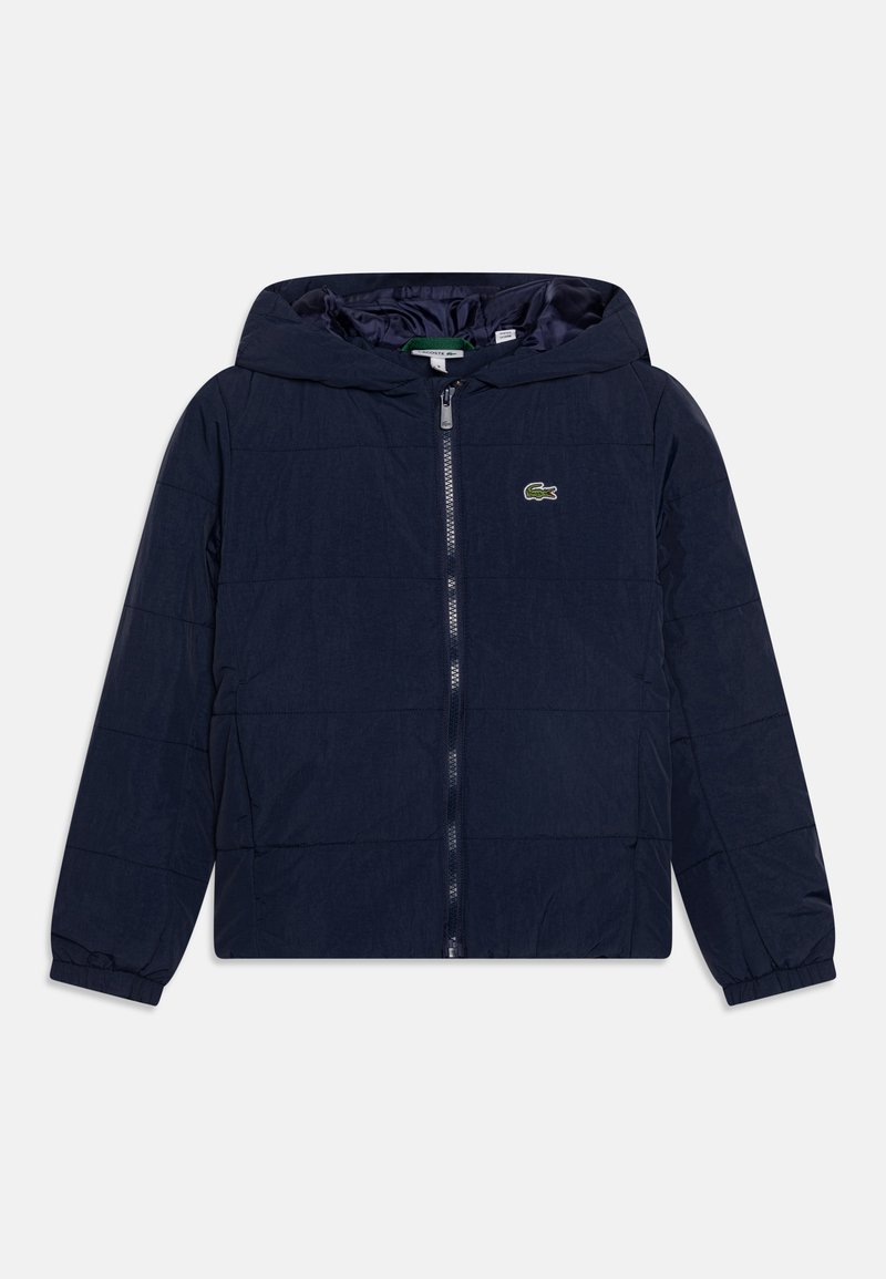 Dunkelblaues gefüttertes Kapuzenjackett mit einem Frontreißverschluss, elastischen Bündchen und einem kleinen grünen Logo auf der Brust. Weiche Textur mit gestepptem Design.