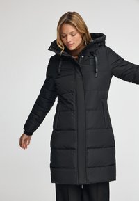 Svart vadderad jacka med huva, med dragkedja, sidofickor och justerbara snoddar. Slät textur med ljust mönster.