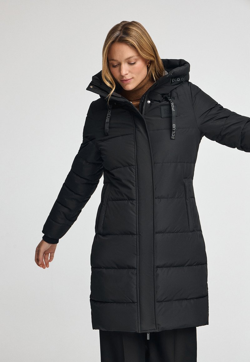 Svart vadderad jacka med huva, med dragkedja, sidofickor och justerbara snoddar. Slät textur med ljust mönster.