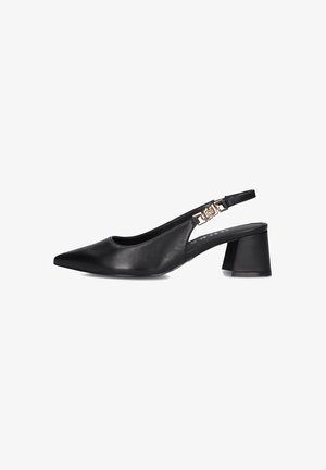 Zwarte leren slingback schoen met een spitse neus, voorzien van een blokhak en metalen hardware details op de enkelband.