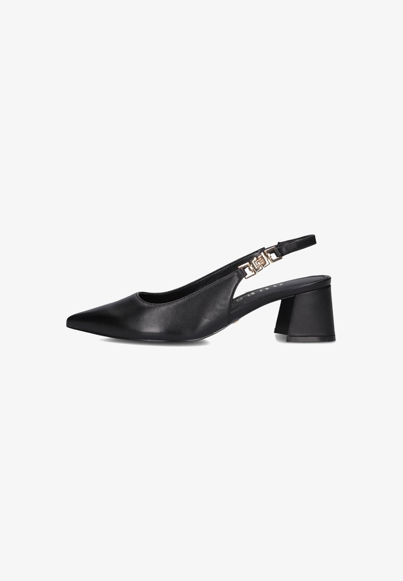 Scarpa slingback in pelle nera con punta appuntita, dotata di tacco a blocco e dettagli in metallo sulla fascetta alla caviglia.