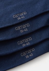 Navy Baumwollsocken übereinandergestapelt, mit der Marke "camano" und der Größe "39-42" in heller Graufarbe bedruckt. Glatte Textur und schlichtes Design.
