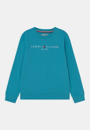 Turkusowa bluza z okrągłym dekoltem i długimi rękawami, ze ściągaczami na mankietach i dolnym brzegu, z napisem "Tommy Hilfiger EST. 1985" oraz małym logo na piersi.