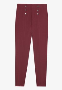 Pantalons ajustés bordeaux avec une texture lisse, dotés d'une taille haute et de quatre boutons décoratifs en argent à l'avant pour un détail accentué.