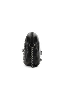 Zaino in pelle nera con finitura testurizzata, dotato di chiusura con zip, tracolla a catena e borchie decorative sui lati.