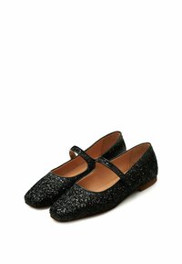 Zapatos Mary Jane negros con una textura brillante, puntera cuadrada, tacón plano y una correa en la parte superior. Forro interior suave y acentos mínimos.