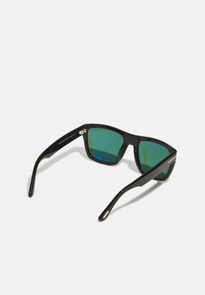 Occhiali da sole neri con lenti verdi; forma rettangolare, design elegante, finitura lucida e accenti metallici sulle astine.