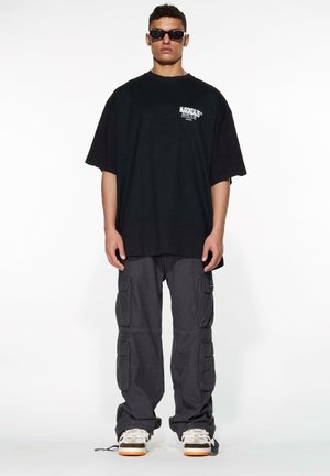 STUDIO X HUGE - T-shirts med print - black
