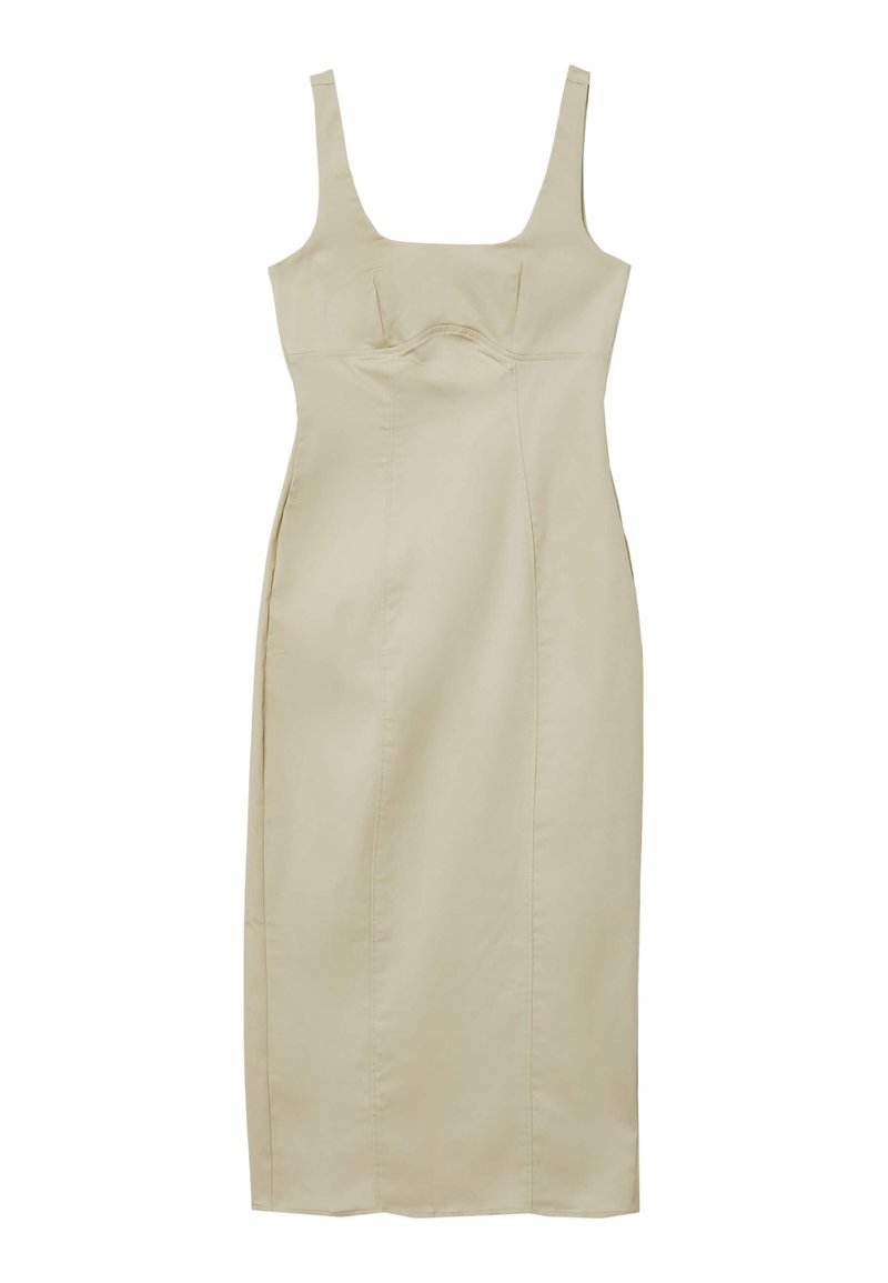 Beiges, tailliertes Kleid mit quadratischem Ausschnitt, dünnen Trägern und vertikalen Nähten; knielang mit glatter Textur und minimalen Details.