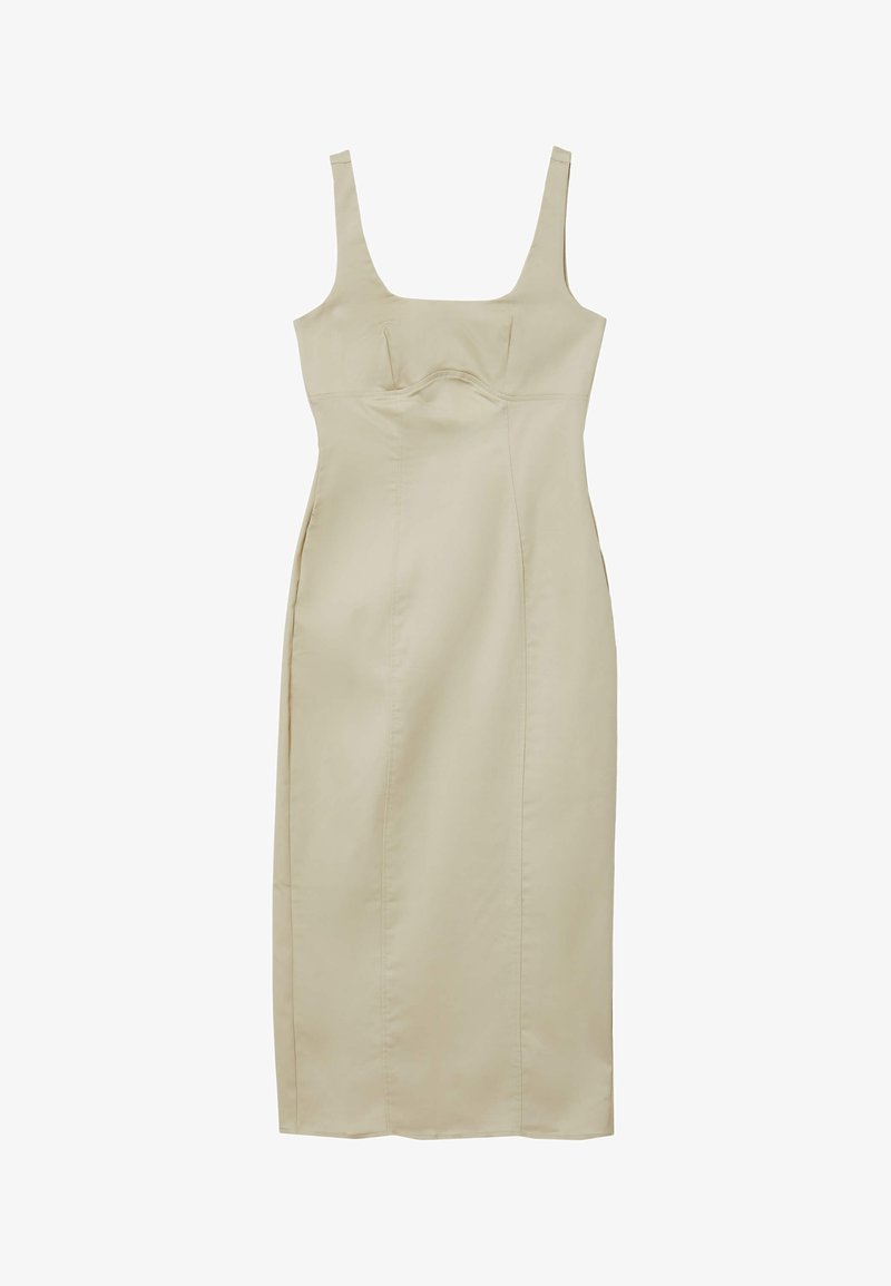 Beiges, tailliertes Kleid mit quadratischem Ausschnitt, dünnen Trägern und vertikalen Nähten; knielang mit glatter Textur und minimalen Details.