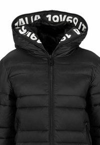 Zwarte pufferjack met een hoge kraag en een ritssluiting aan de voorkant. De binnenkant heeft een patroon capuchon met witte tekst. Gewatteerd, geborduurd ontwerp.