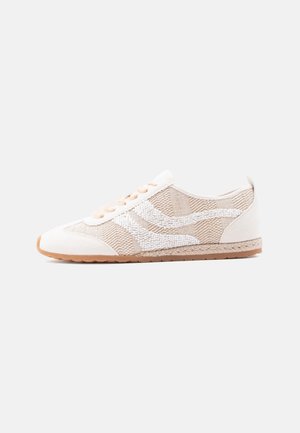 Sneaker beige intrecciata a taglio basso con accenti bianchi, chiusura frontale con lacci e suola piatta in gomma marrone chiaro su sfondo bianco semplice.