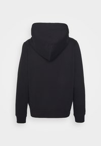 Sudadera con capucha negra que presenta una capucha con cordón, puños acanalados y un ajuste relajado. Tejido liso sin patrones ni gráficos visibles.