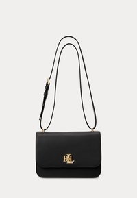 Borsa a tracolla in pelle nera con logo dorato. Dotata di chiusura a patta e due cinturini regolabili per un'indossatura versatile. Texture liscia.
