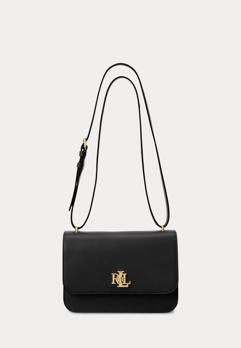 Borsa a tracolla in pelle nera con logo dorato. Dotata di chiusura a patta e due cinturini regolabili per un'indossatura versatile. Texture liscia.
