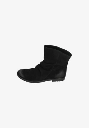 Schwarze Wildleder-Ankle Boots mit einem lässigen Design, runder Zehenpartie, flacher Gummisohle und glatten Akzenten entlang der Ferse. Die Schäfte sind leicht gerafft.