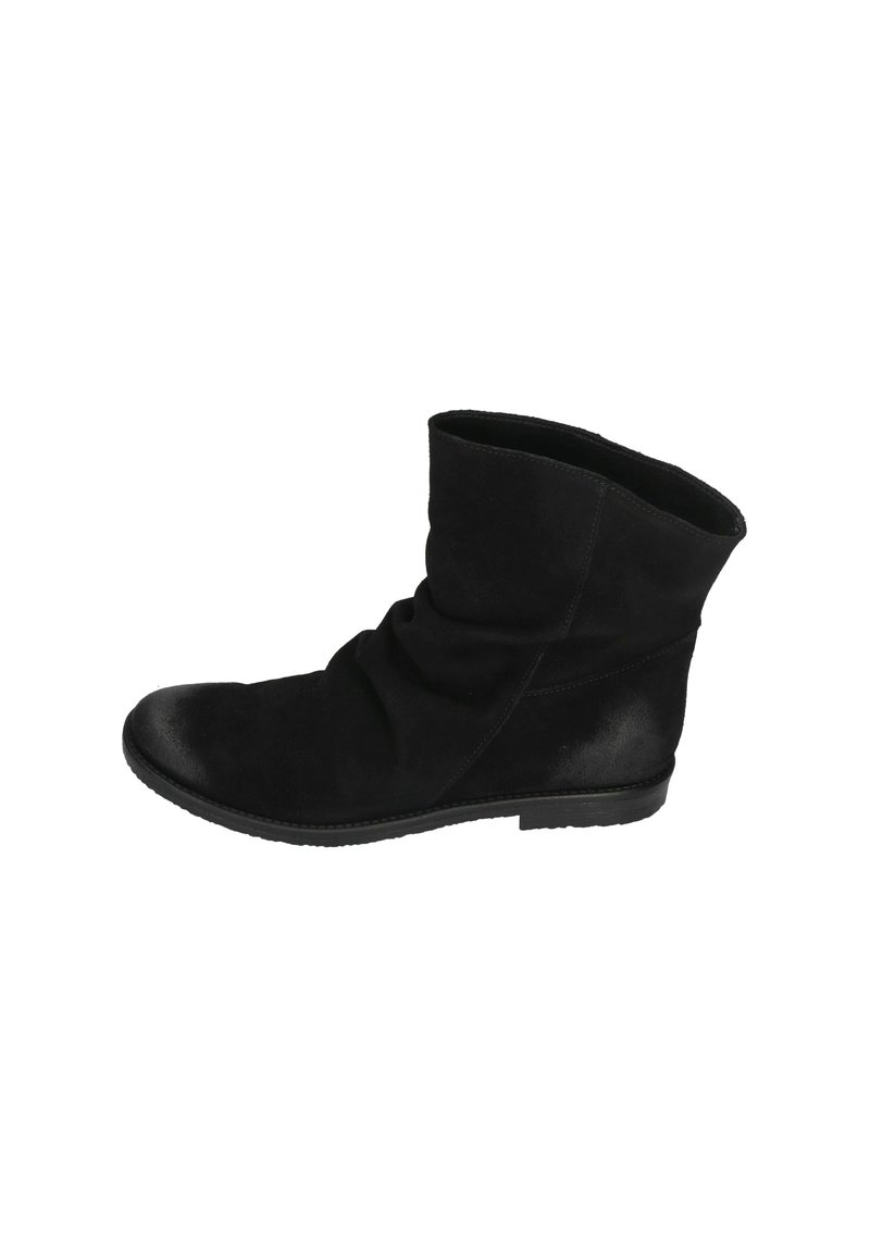 Schwarze Wildleder-Ankle Boots mit einem lässigen Design, runder Zehenpartie, flacher Gummisohle und glatten Akzenten entlang der Ferse. Die Schäfte sind leicht gerafft.
