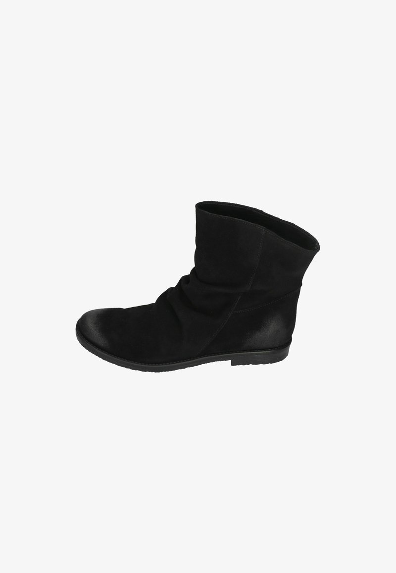 Schwarze Wildleder-Ankle Boots mit einem lässigen Design, runder Zehenpartie, flacher Gummisohle und glatten Akzenten entlang der Ferse. Die Schäfte sind leicht gerafft.