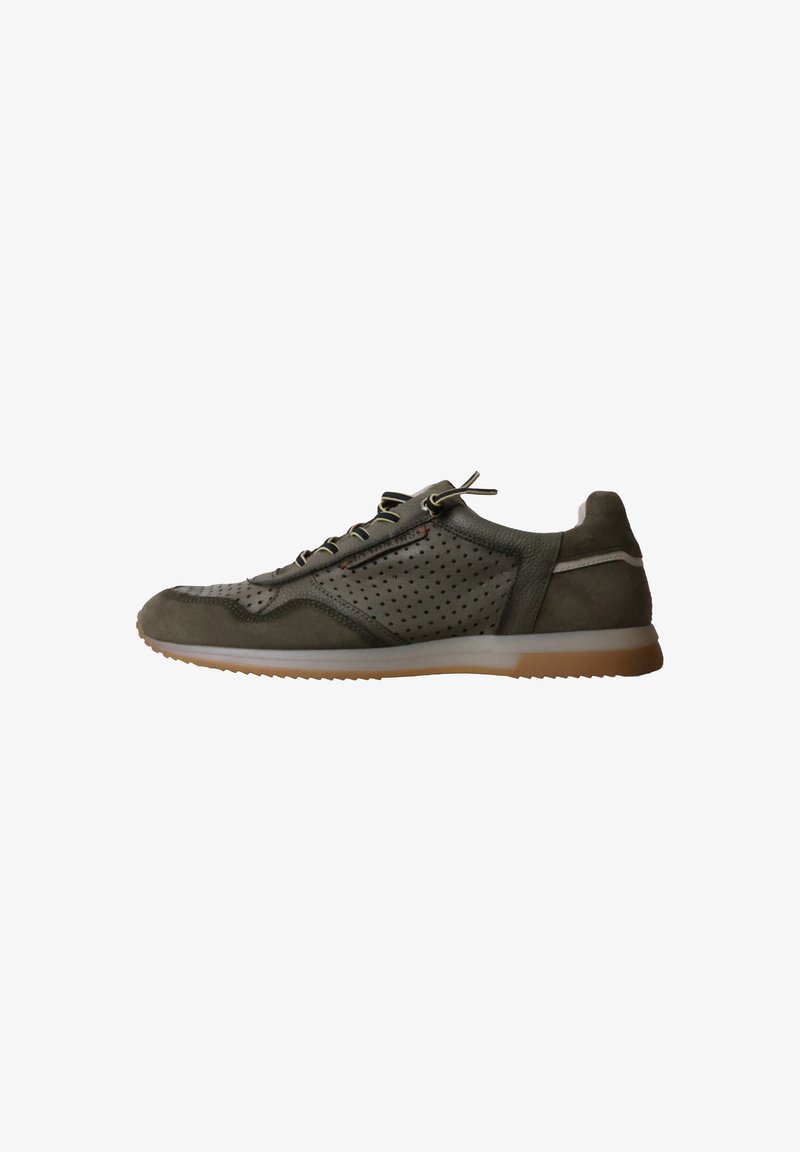 Baskets décontractées vert foncé avec côtés perforés, fermeture à lacets et semelle blanche avec semelle extérieure marron, vues de profil.