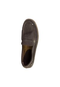 Scarpa slip-on in suede marrone con punta rotonda, dettagli cuciti e suola testurizzata. La fodera interna è beige con una finitura morbida.