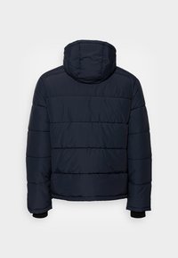 Mörkblå puffjacka med huva, med horisontella quiltade sektioner och elastiska mudd. Slät textur, designad för värme.