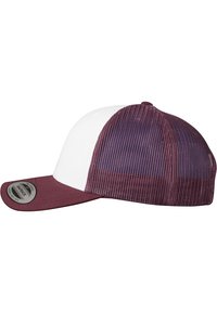 Bordo i bijela baseball kapa s mrežastim leđima, ravnim brijegom i okruglom ventilacijskom rupom. Sadrži okruglu oznaku sa strane.