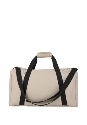 Bolsa de lona rectangular beige con correa para el hombro negra y asas, cierre superior con cremallera, aislada sobre fondo blanco.
