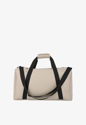 Bolsa de lona rectangular beige con correa para el hombro negra y asas, cierre superior con cremallera, aislada sobre fondo blanco.