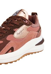 Sneaker in camoscio marrone e rosa con suola bianca spessa e lacci marroni, che mostra il logo Pepe Jeans London sul pannello laterale.