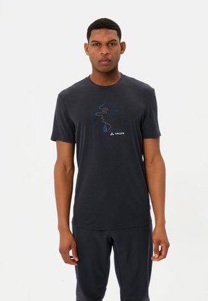 Heren donkerblauwe T-shirt gemaakt van zachte stof, met een graphic van een berg en een kronkelig pad in lichtblauw, voorzien van een logo rechtsonder.