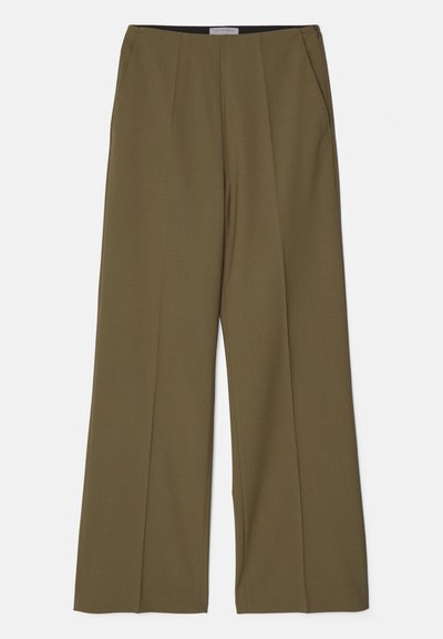 Pantaloni larghi verde oliva con tasche laterali e piega frontale, realizzati in tessuto morbido da Tiger of Sweden.