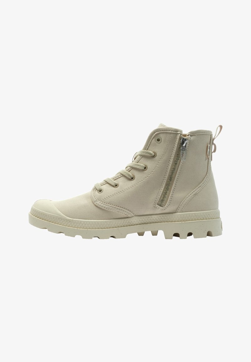 Botas de tobillo de lona beige con una superficie texturizada, cierres de cordones y cremallera, y una suela resistente para tracción. Acentos de diseño minimalista.