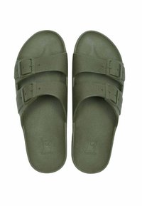 Olivenfarvede sandaler lavet af fleksibelt materiale, der har to justerbare spænder og en tekstureret sål. Åben tå-design, flad sål.