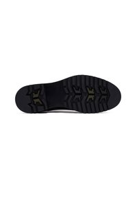 Suela de zapato negra con profundas ranuras y patrones de banda de rodadura en forma de flecha, diseñada para ofrecer tracción y durabilidad.